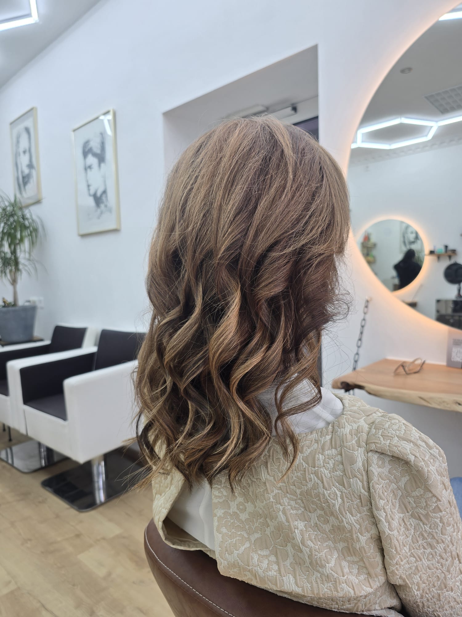 Damen-Styling mit sanften Wellen