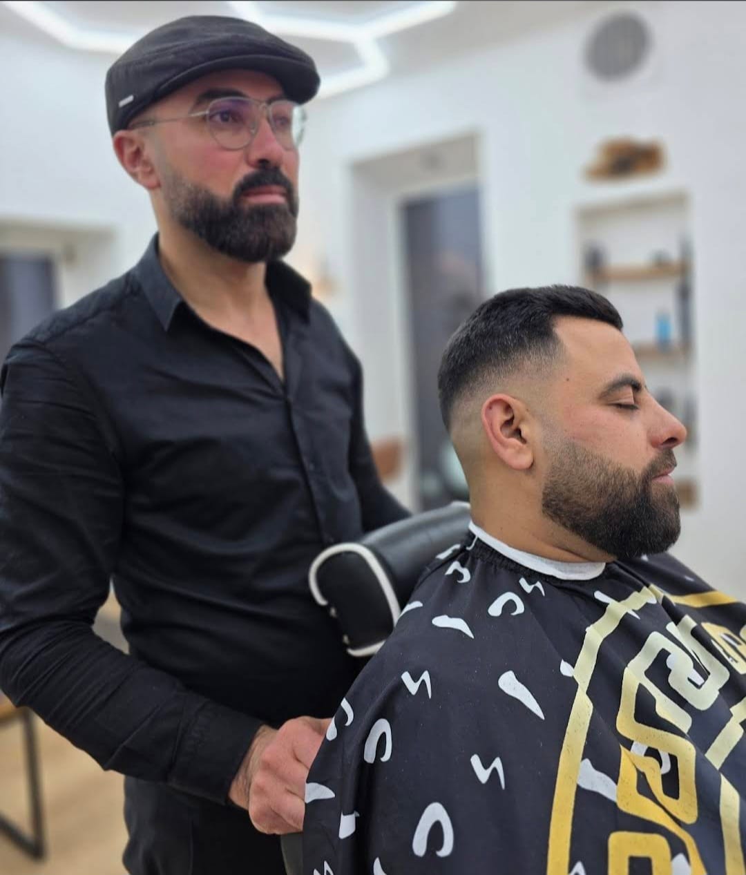 Skin Fade und Bartkonturierung mit Fawaz
