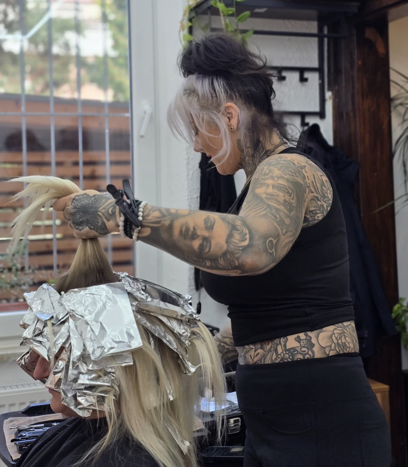 Blond-Veredelung und Strähnen mit Oksana
