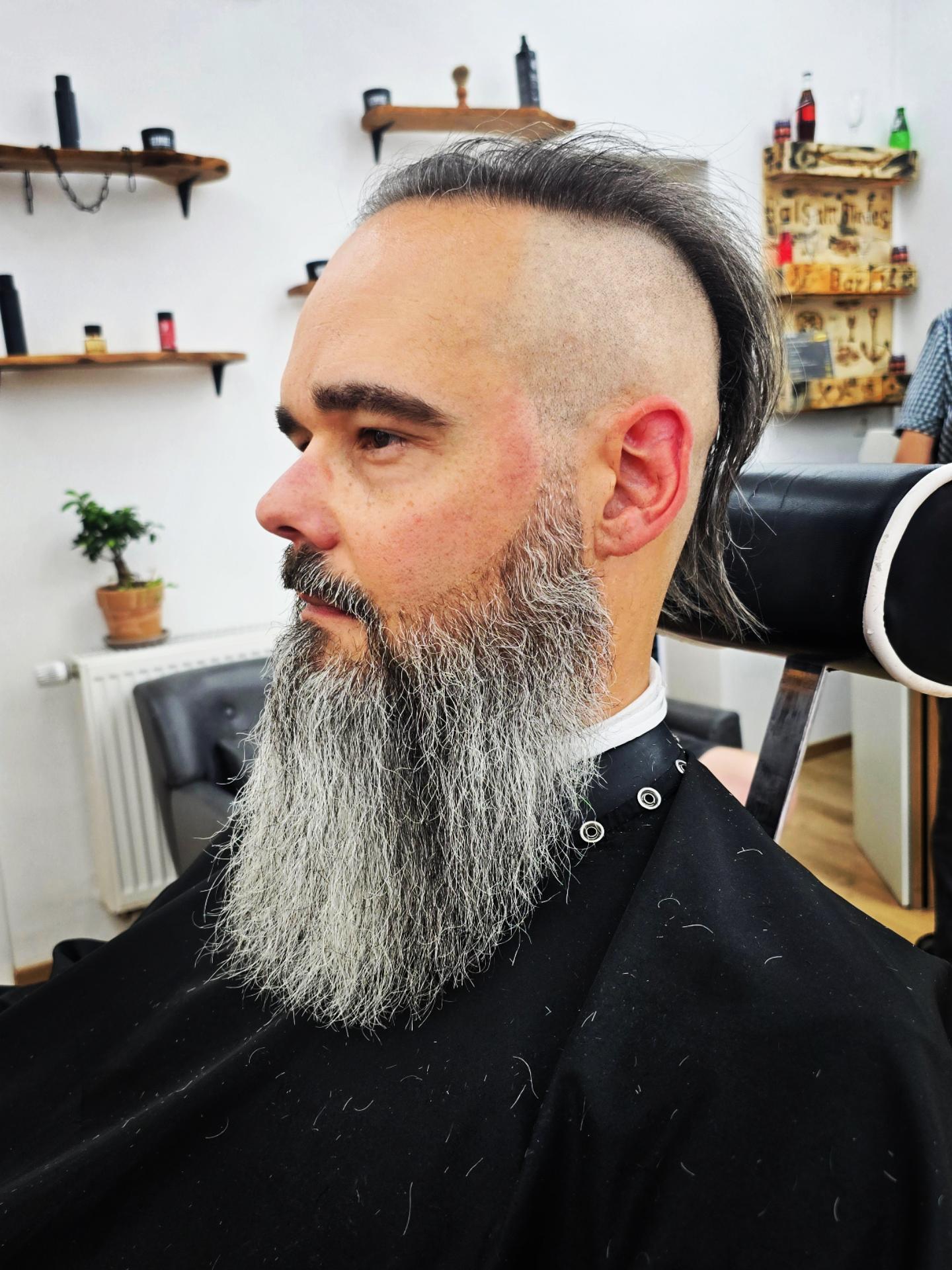 Vollbart-Shaping und Undercut