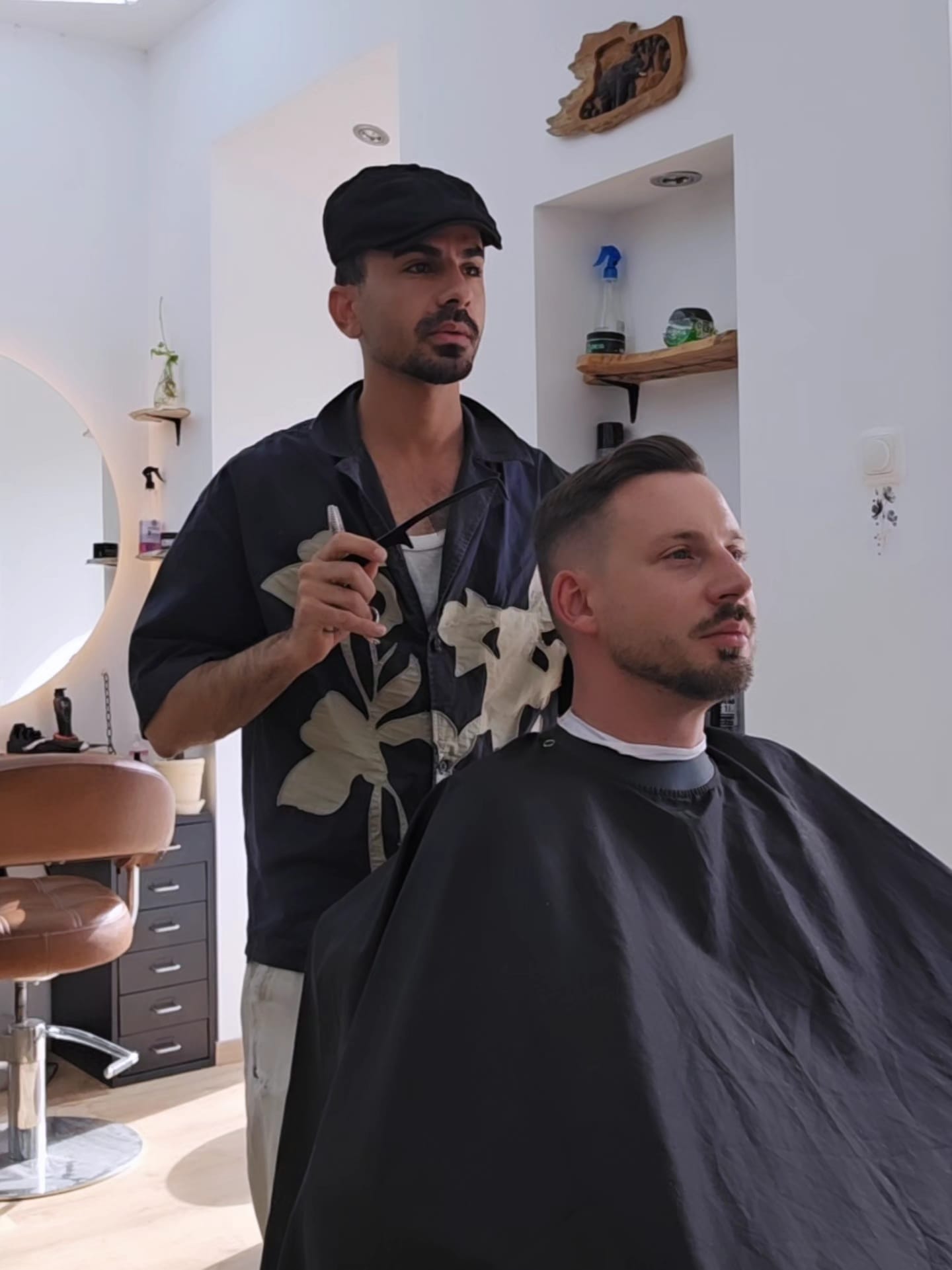 Balsam schneidet Haare mit Schere und Kamm